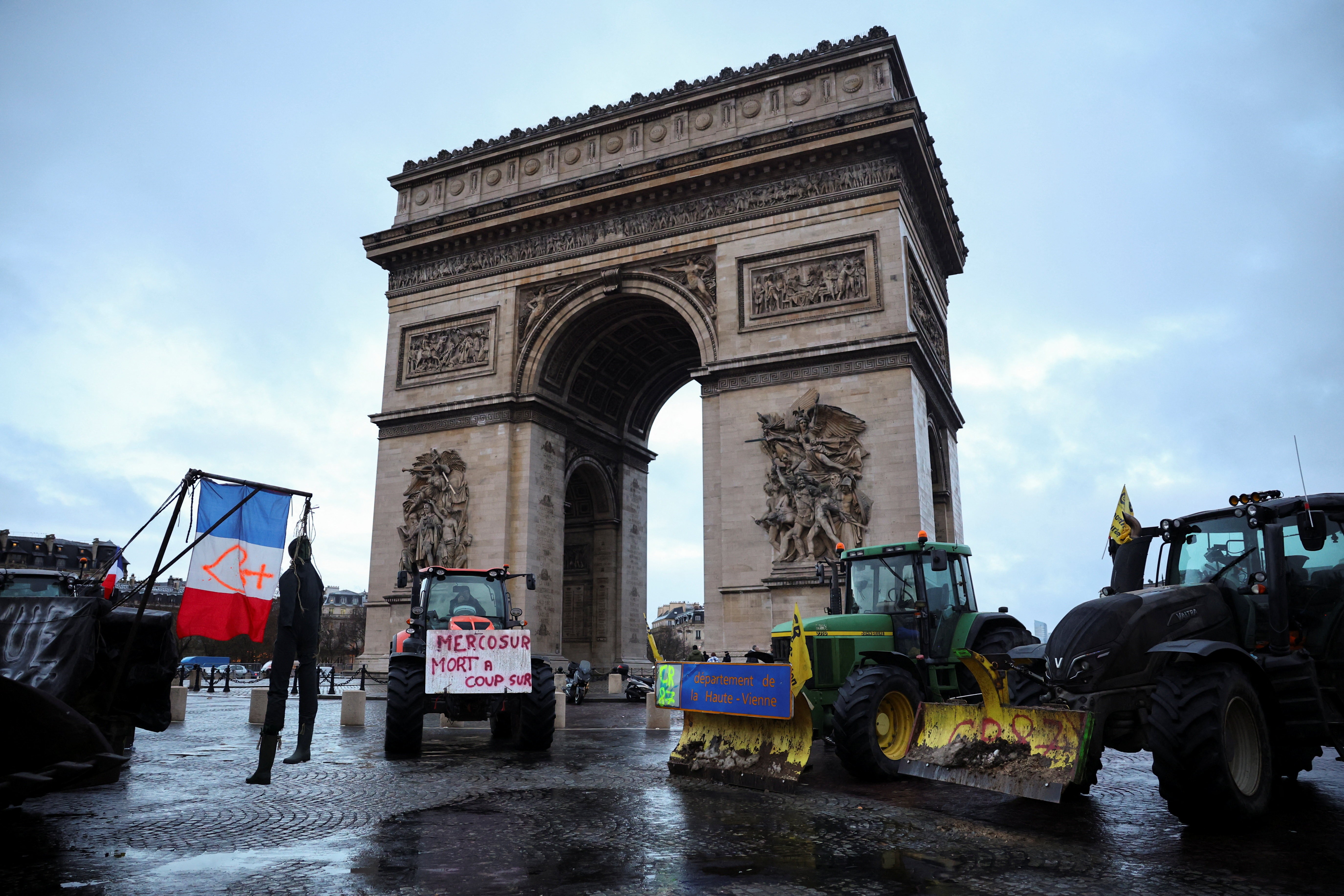 Agricultores franceses bloqueiam ruas de Paris em protesto contra acordo da União Europeia com o Mercosul